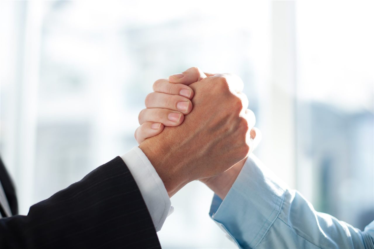 Zusammenarbeit beginnt mit einem Handschlag